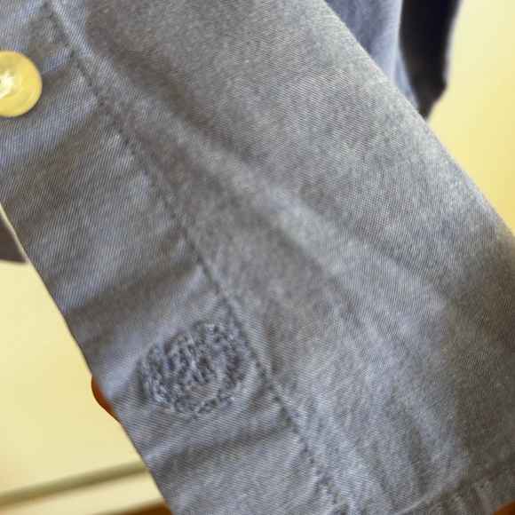 *Excellent Pre-Owned* Izod Women's Classic Blue Button-Down Shirt - Picture 4 of 6